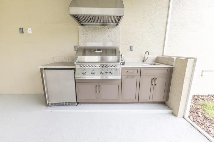 Outdoor kitchen in the lanai