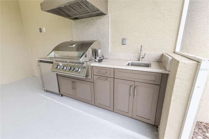 Outdoor kitchen in the lanai