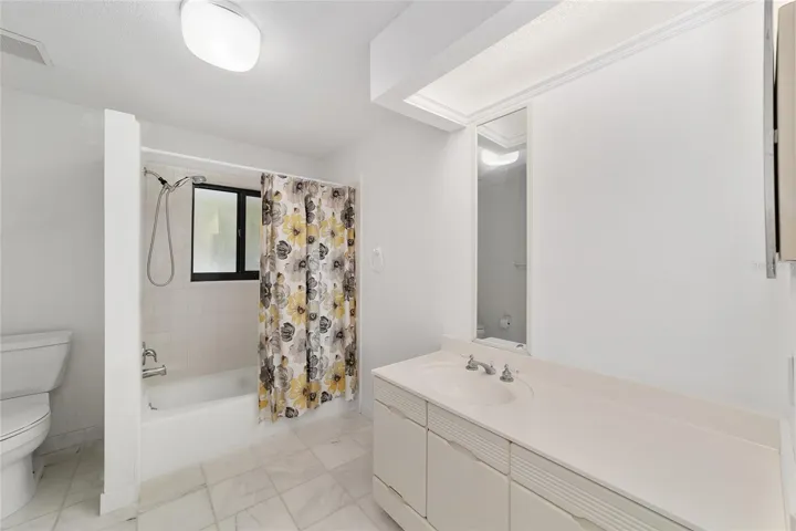 Hall bathroom 2nd floor