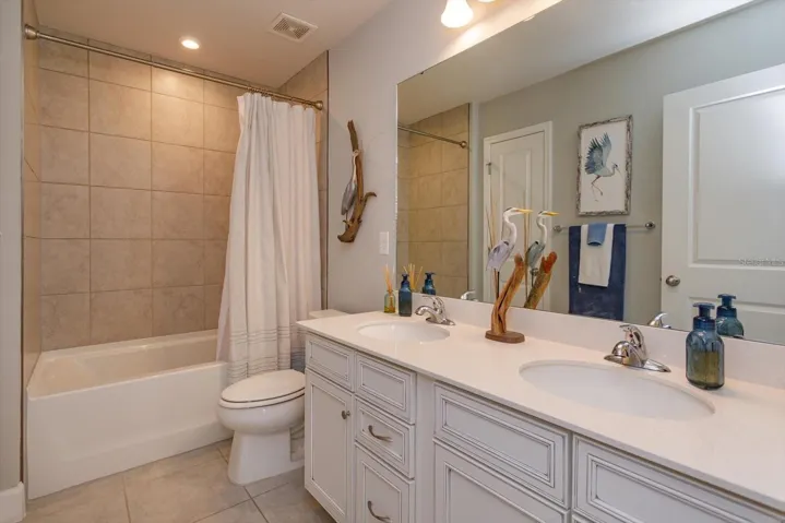 Upstairs Full Bathroom