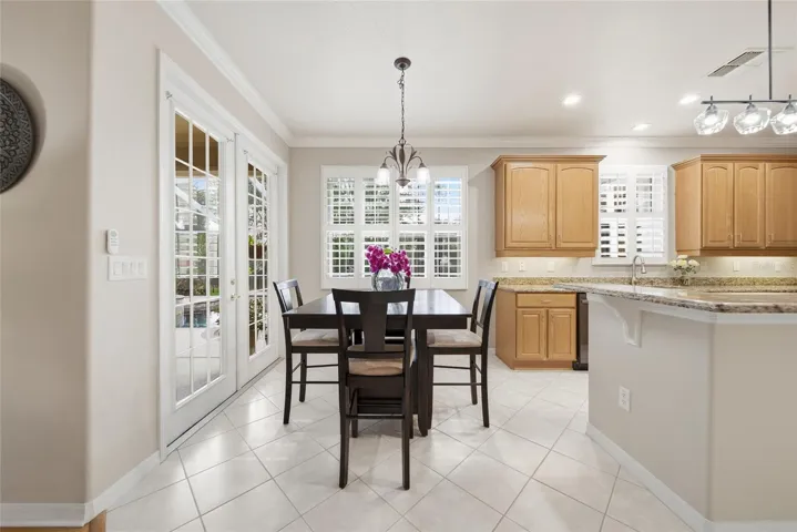 Eat-in kitchen