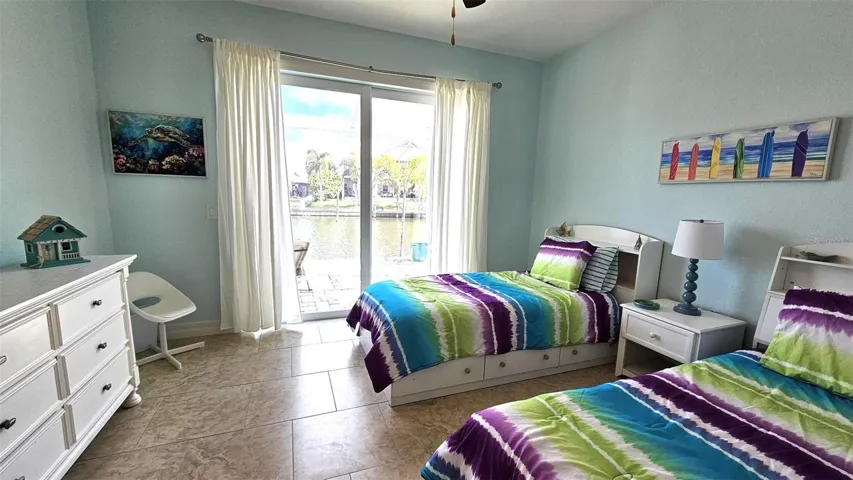 Guest bedroom-twins
