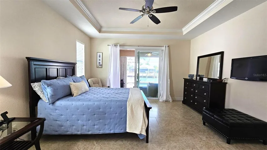 Master bedroom-queen