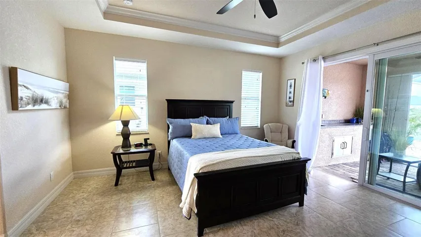 Master bedroom-queen