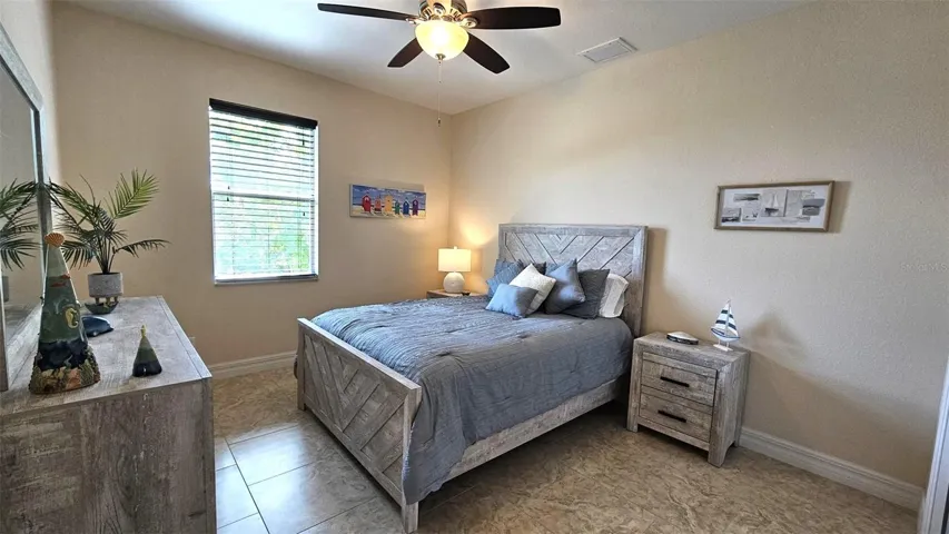 3rd bedroom-queen