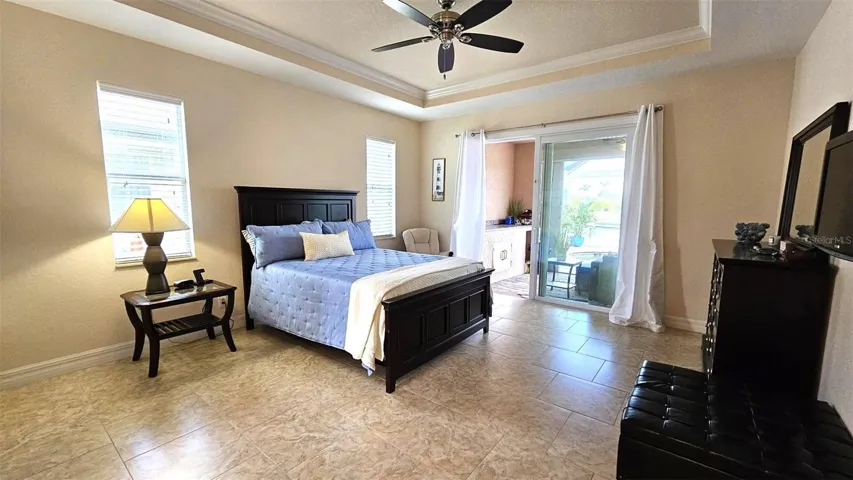 Master bedroom-queen