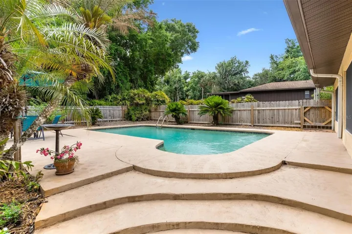 LOVE THIS POOL ENTRANCE...