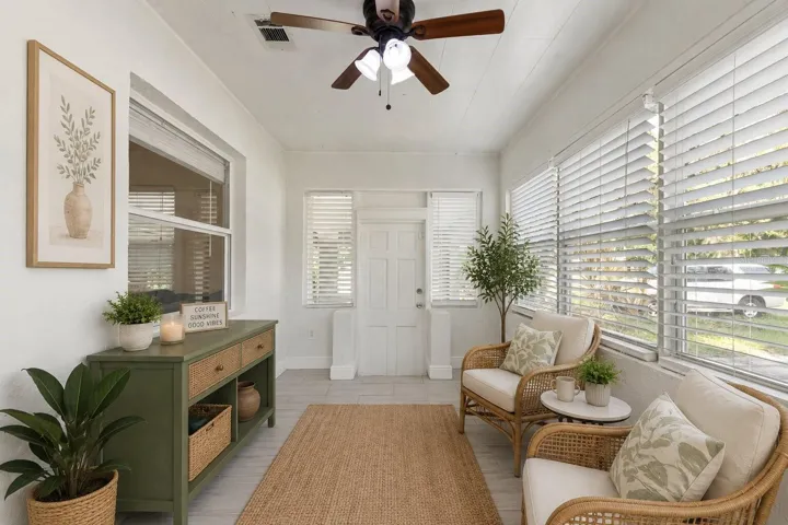 Sun room (virtually staged)