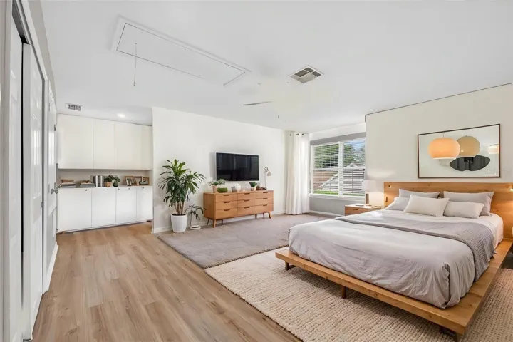 APARTMENT GREAT FOR MULTIFAMILY LIVING, OR INCOME GENERATION