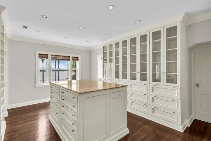 Primary suite with private balcony, huge en suite bathroom and walk-in closet