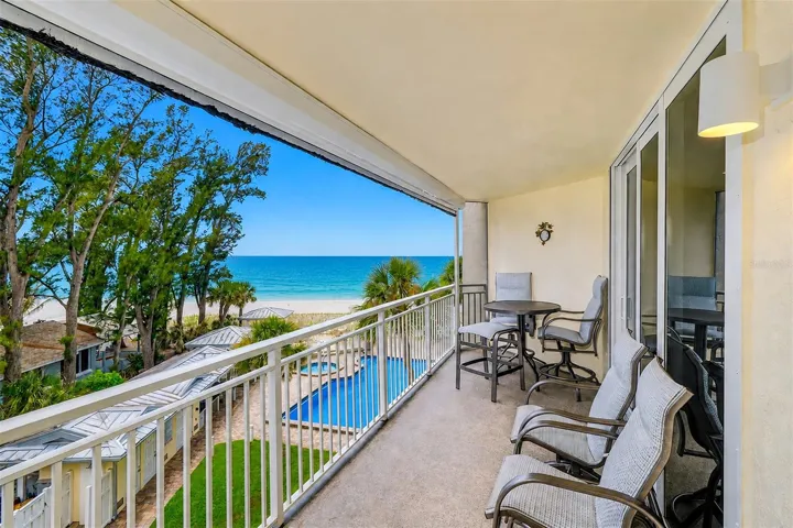 Gulf Beach views from Balcony, Living area &amp; Primary Bedroom Suite