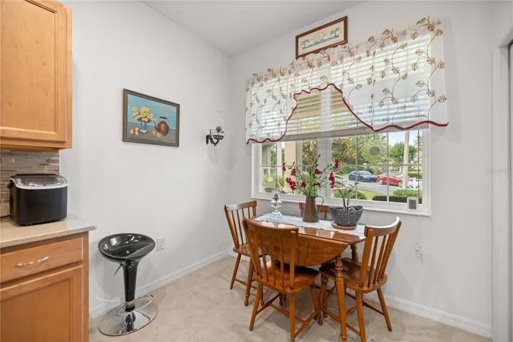 eat-in kitchen