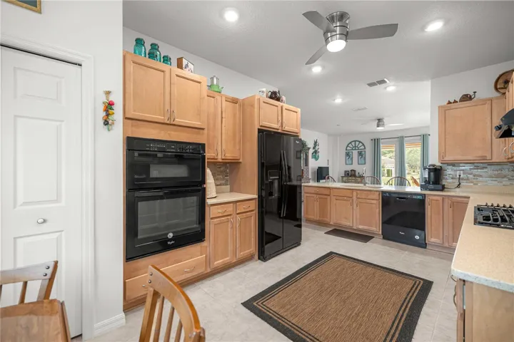 eat-in kitchen