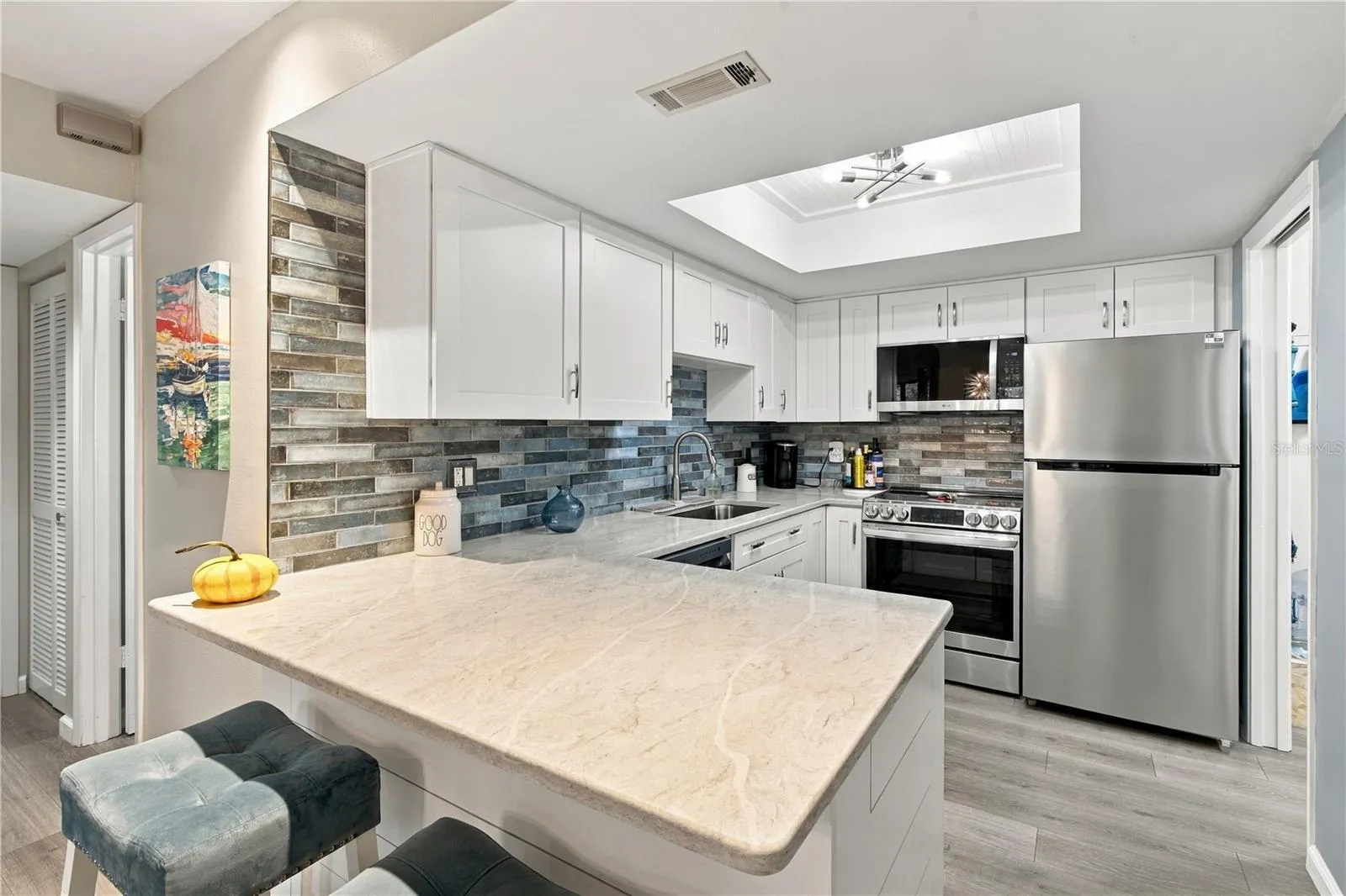 Large breakfast bar