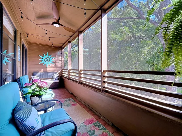 Balcony - wooded!