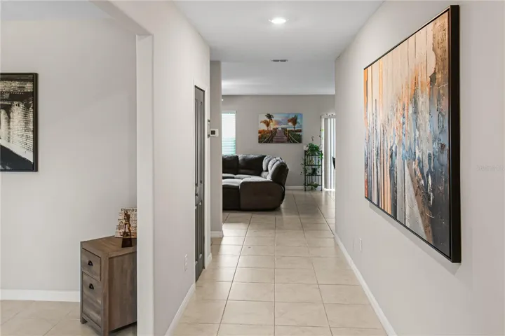 Hallway: Minimalist, Clean, Bright, Sleek, Contemporary