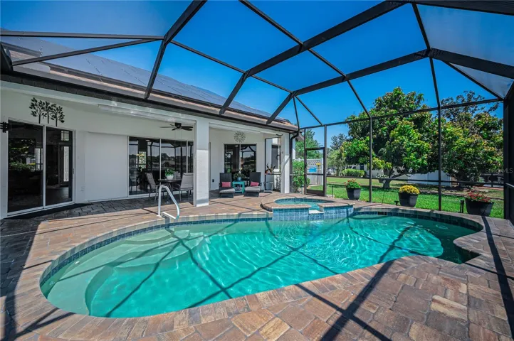 Note:  Solar Panels on Roof *Electra Solar - active