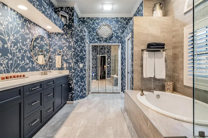 En Suite Bathroom with Adjacent Walk In Closet