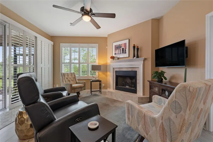 Family room w/Fireplace