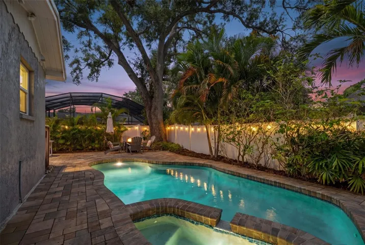 Pool / Exterior