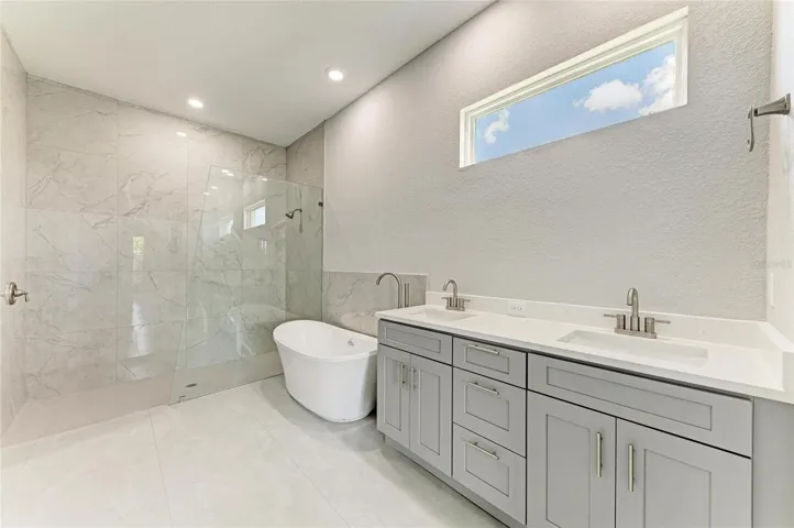 MASTER BATH EN-SUITE