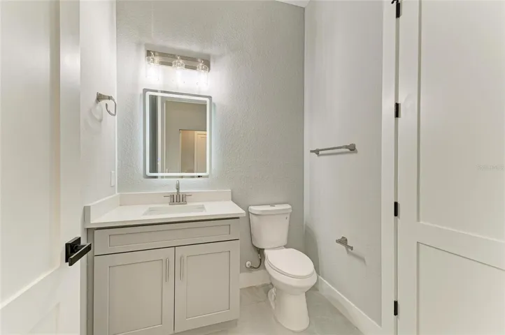 1/2 BATHROOM 4