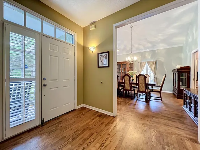 Foyer view to the dinning room