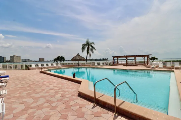 Secondary angle of the Pool