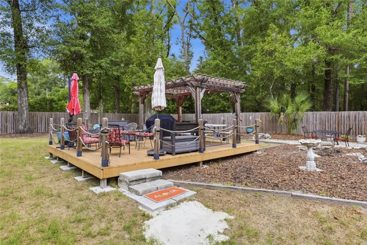 Outdoor Deck area to entertain