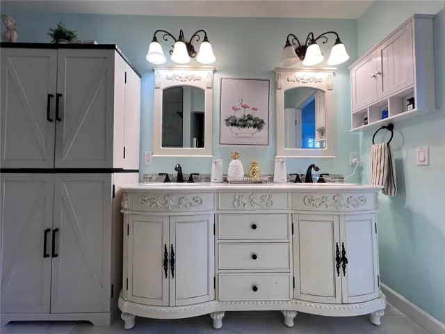 Primary bathroom w/ double sinks