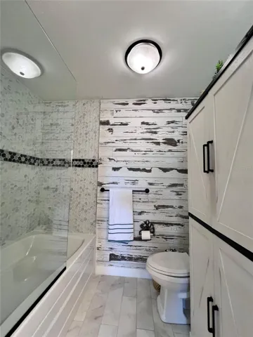 Primary bathroom w/soaker tub