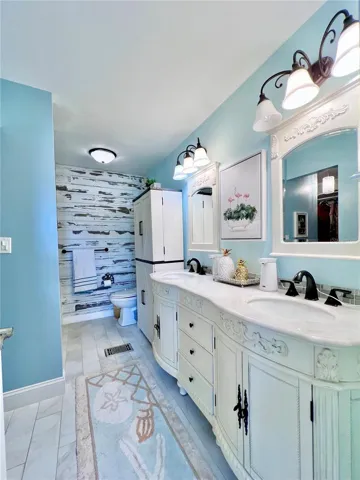 Primary bathroom w/ double sinks