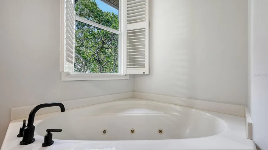 Soaker tub