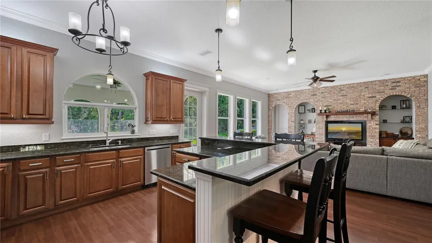 Eat-in kitchen