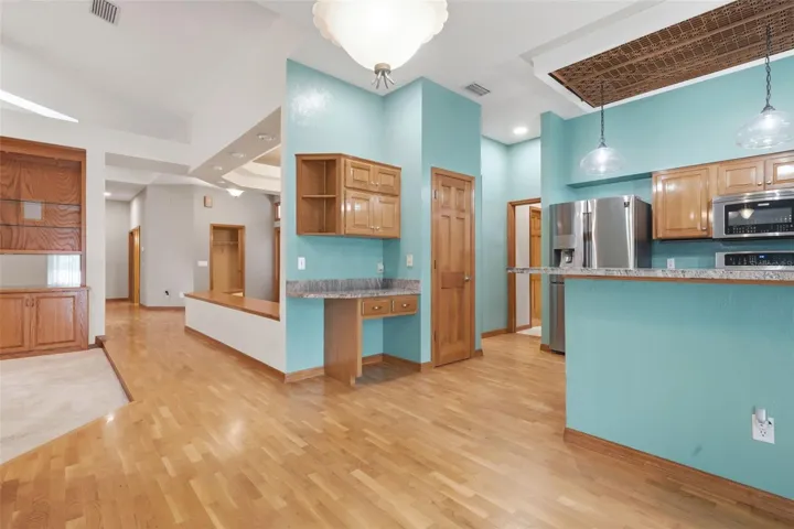 KITCHEN/BUILT-IN DESK