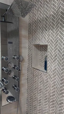 Guest Shower & Tub