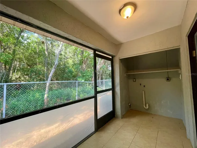 Screened in lanai with washer dryer hookup