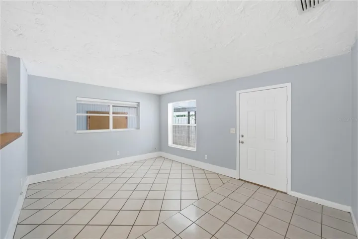 Incredible light and bright living room, perfect for entertaining.