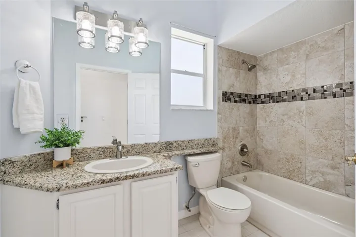 Second Bathroom with Pool access