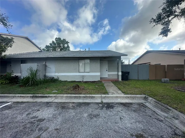 parking for 4 cars on the front