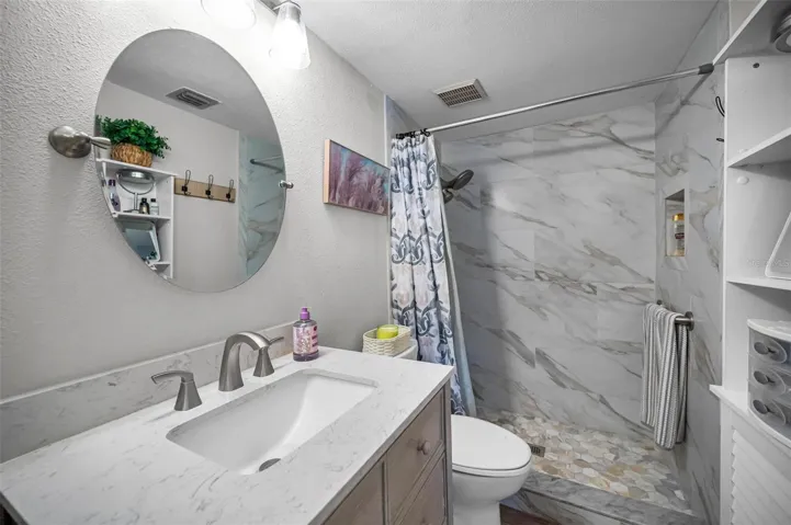Primary en-suite bathroom