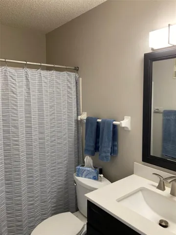 Hall bath with tub/shower