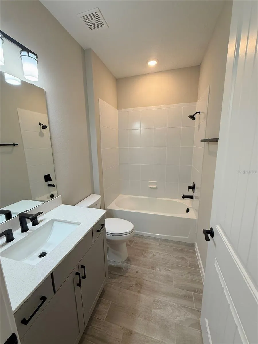 Bath 2 (1st floor0