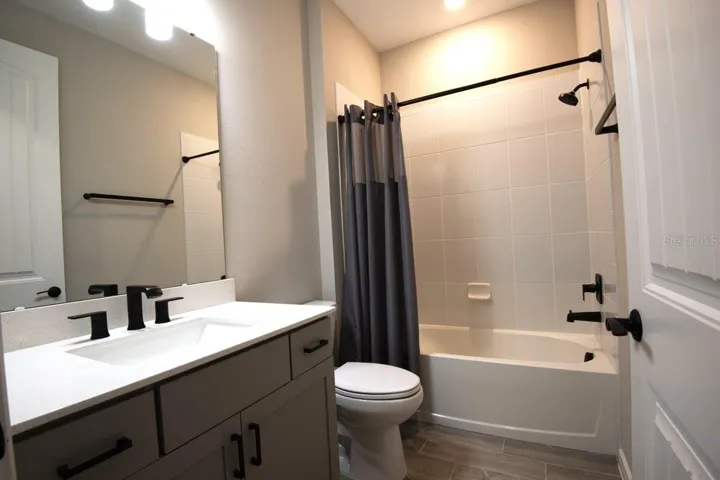 Bath 2 (first floor)