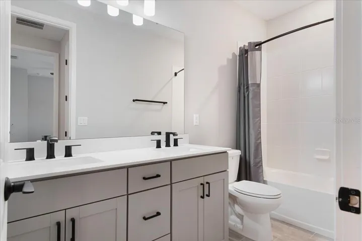 Bath 3 (second floor)