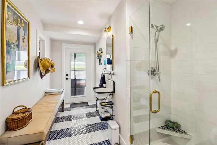 Pool/ flex room bath
