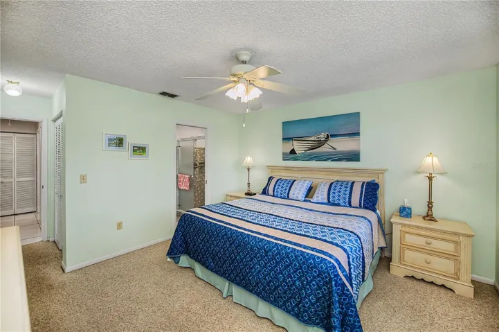 Large master bedroom w/en suite.