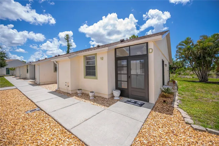 You will love this end unit with two sets of patio doors making it bright and cheerful throughout.