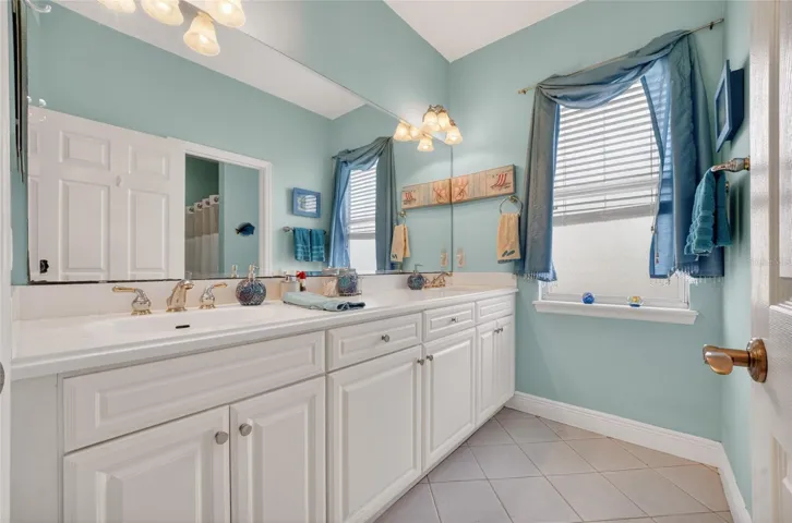 Hallway upstairs full bathroom with tub/shower