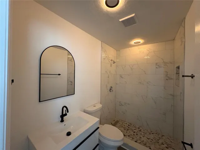 GUEST BATHROOM (WARM ADJUSTABLE LIGHT SETTING)